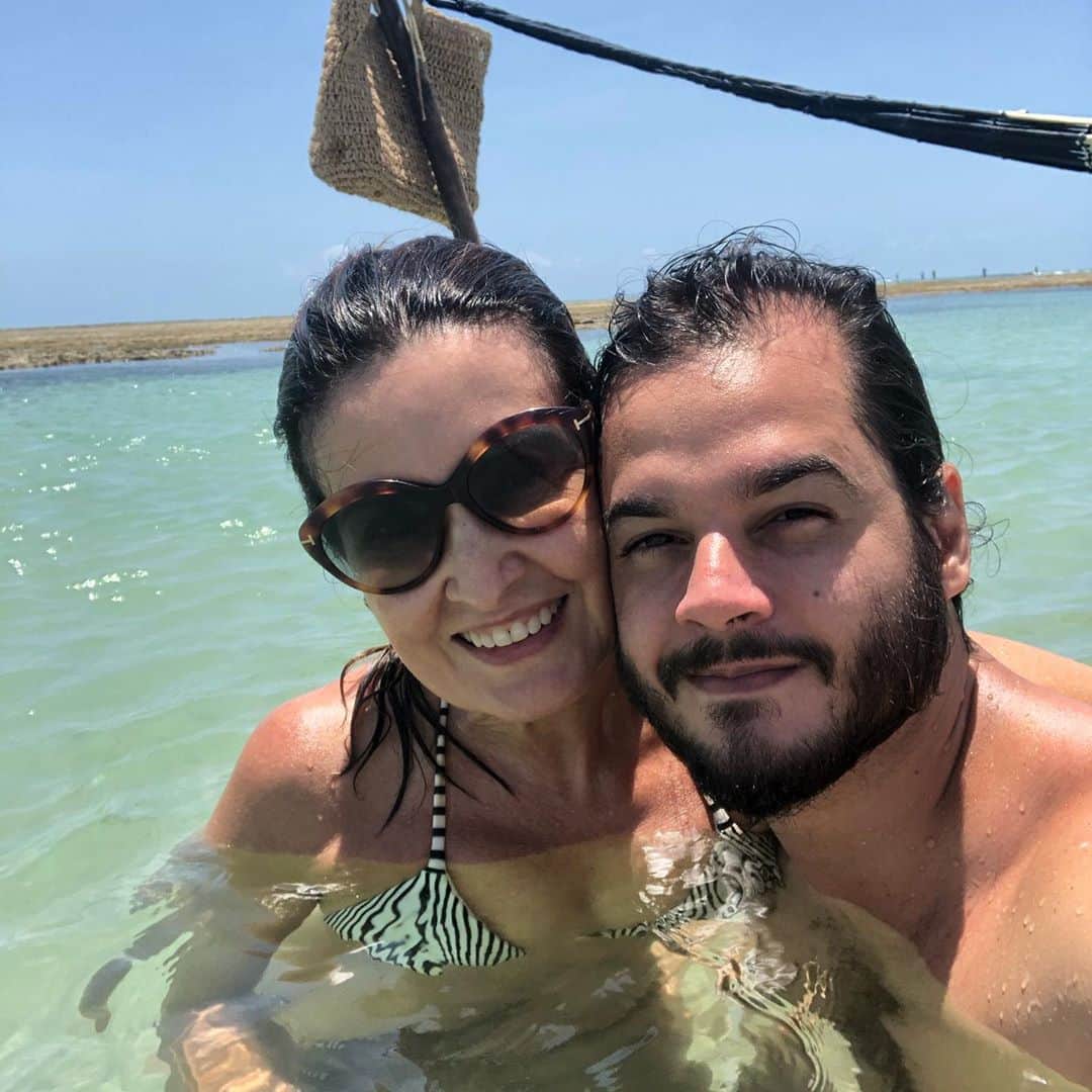 ファチマ・ベルナルデスのインスタグラム：「Esses somos nós hj. Mas três anos separam a segunda foto da terceira. Três anos que nos deixaram cada dia mais juntos. Logo descobrimos que #cadaminutoimporta mesmo e a gente não perde tempo. O meu amor só cresce. E sinto que com vc tb é assim. Feliz três anos, amor. Que daqui a 365 dias, a gente tenha a mesma alegria em comemorar essa data. Que a gente continue cuidando de nós.  #cadaminutoimporta #eueele」