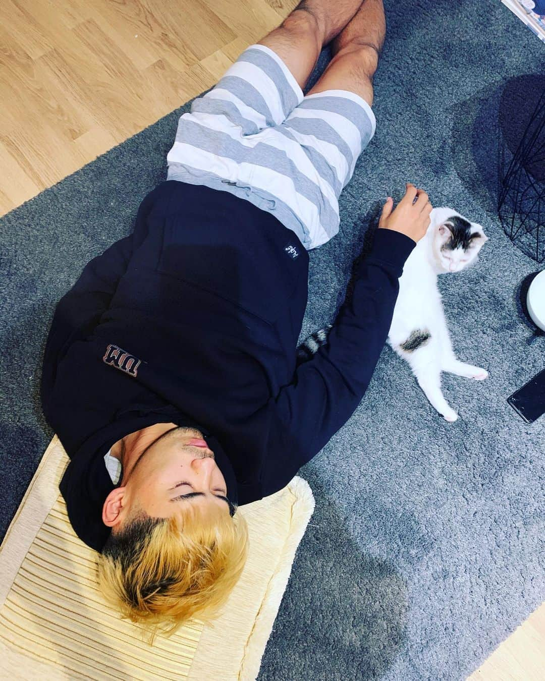 矢島倫太郎のインスタグラム：「With my 🐈」