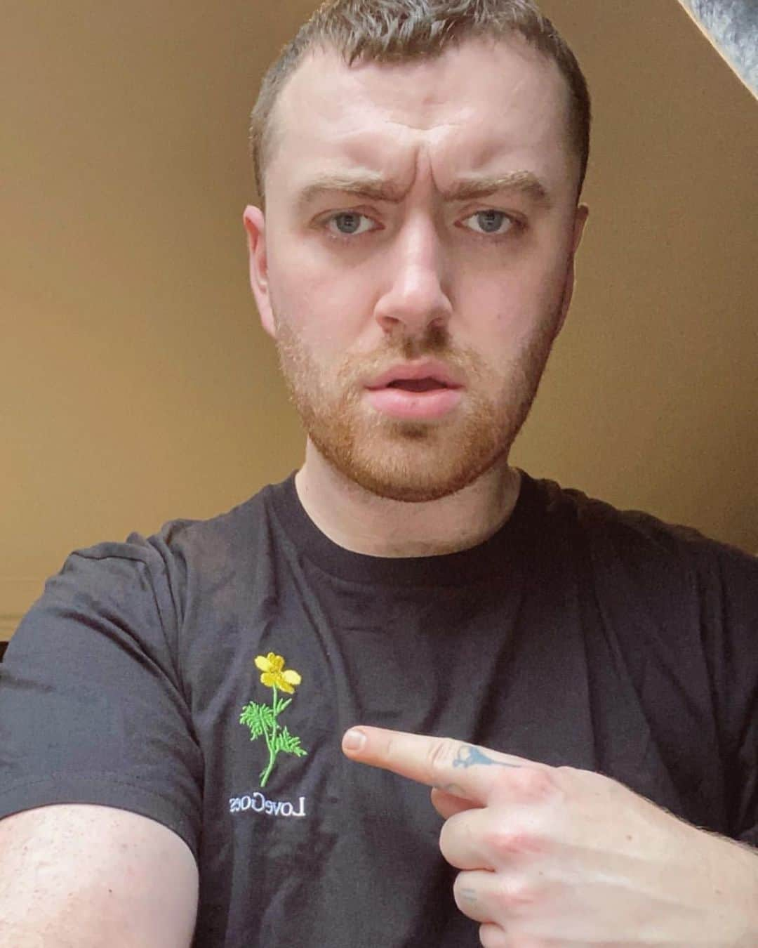 サム・スミスさんのインスタグラム写真 - (サム・スミスInstagram)「I want to see you all looking STUNNING in your #LoveGoes merch 🌹 You can find album bundles with limited edition merch on my webstore at samsmithworld.com, then tag me in your stories!!」11月3日 3時33分 - samsmith