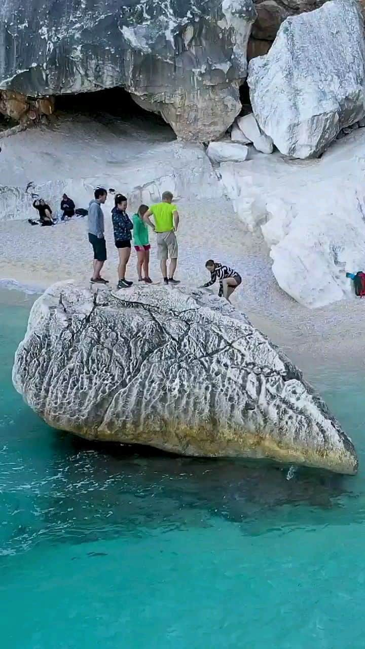 ヨルグ・バーホーベンのインスタグラム：「Exploring the beautiful Cala Goloritzè on Sardinia 😎💦」