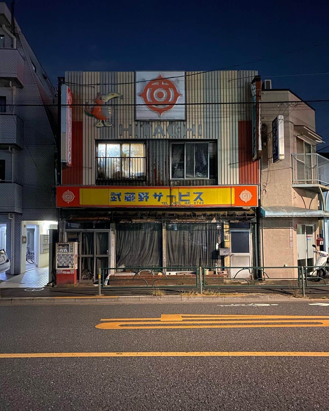 江口寿史のインスタグラム：「近所の、電気屋さんの廃屋、、だと思ってたら人が住んでいる…のか！？」