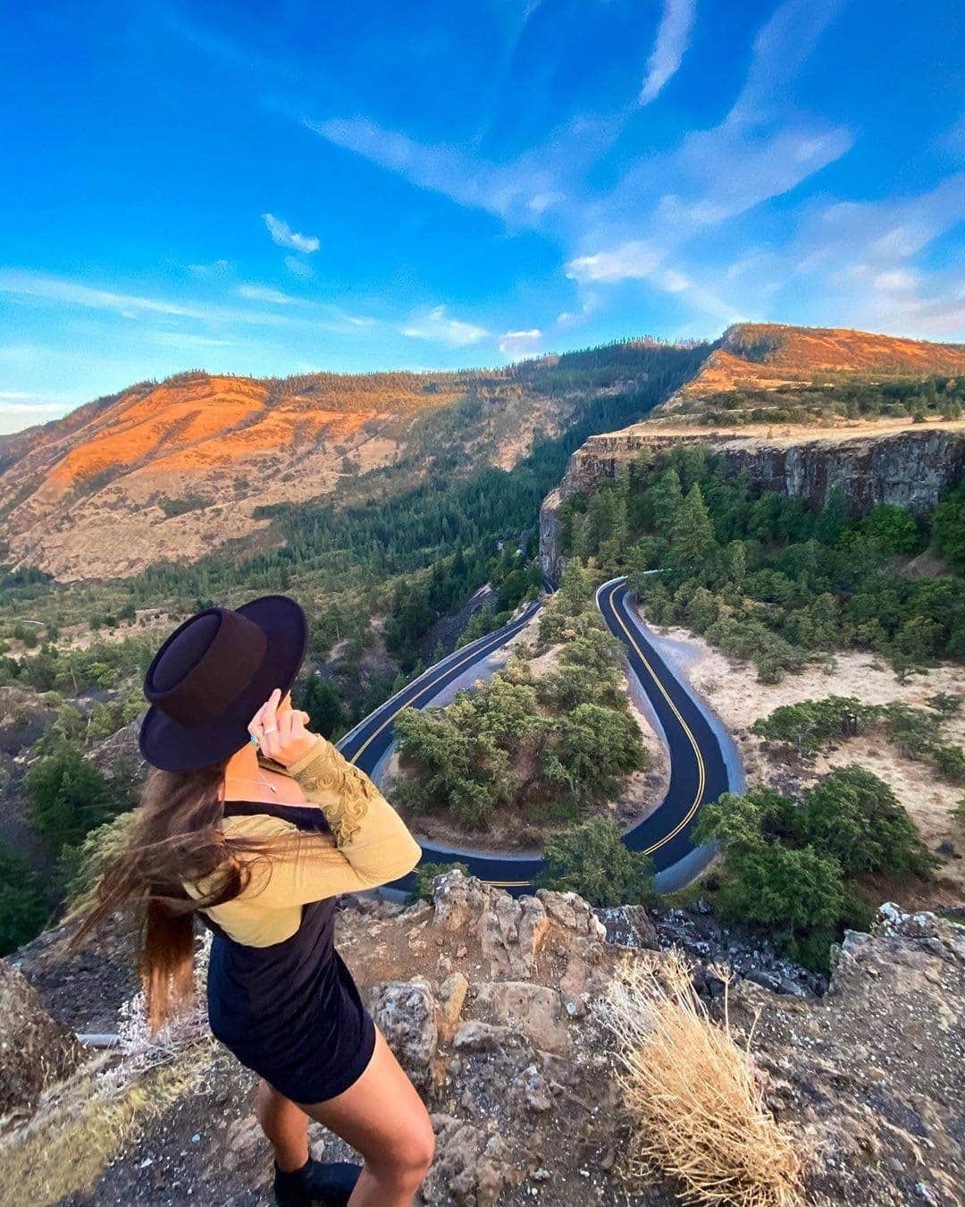 Visit The USAさんのインスタグラム写真 - (Visit The USAInstagram)「Making a road trip stop to check out this amazing view in Oregon! 🚗👀 This great lookout is about an hour and a half drive from Portland and located on the Historic Columbia River Highway. The drive is 112 km long and takes between 3-5 hours to complete depending on how many stops you want to make! #VisitTheUSA 📸 :@_thesaltedvagabond_」11月3日 3時35分 - visittheusa
