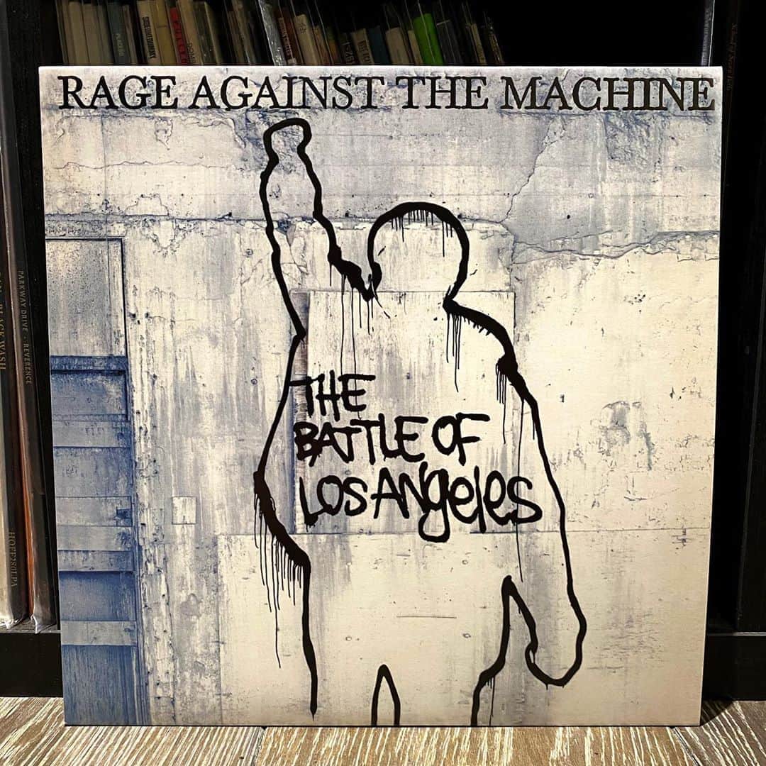Kerrang!さんのインスタグラム写真 - (Kerrang!Instagram)「Rage Against The Machine's third studio record, The Battle of Los Angeles, turns 21 today! What's the best track on the album and why? 🤘  ⠀⠀⠀⠀⠀⠀⠀⠀⠀ @rageagainstthemachine #kerrang #kerrangmagazine #rageagainstthemachine #ratm #thebattleoflosangeles #rock #altrock #alternativerock #hardrock #metal #altmetal #alternativemetal」11月3日 3時37分 - kerrangmagazine_