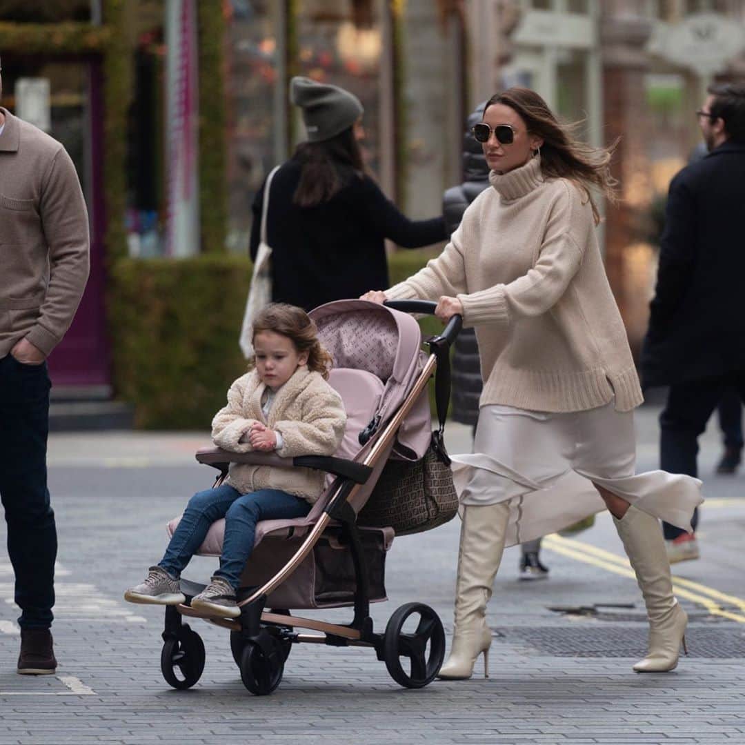 サム・フェアーズのインスタグラム：「Sunday lunch with the 👨‍👩‍👧‍👦 💕📸 (Mocha Monogram Pushchair @mybabiieofficial #dreamiiebysamanthafaiers )」