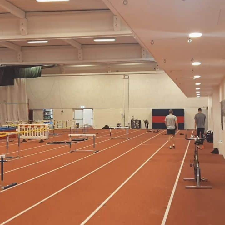 メッテ・グラスゴワールのインスタグラム：「Hello dear hurdles! Grundtræningens første rigtige hækpas med lidt fart igen 👏😄🚧🏃🏼‍♀️💨 • • #hurdles #sprint #training #track #athletic #basictraining #runrunrun #andmorerunning  #preparingfor2021 #mondaymotivation」