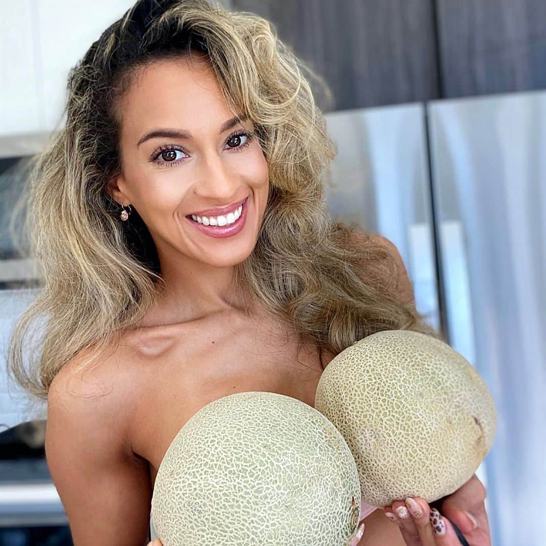 Sarah Mundoのインスタグラム：「Melons anyone? What’s your favorite? #healthy #fit #vitamins #cantaloupe」