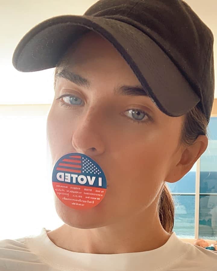 カーラ・ソウザのインスタグラム：「Latinas ya son las que toman las decisiones en sus familias, y podemos ser las que toman decisiones en esta elección. 🗳✨Tú ya eres una experta en votar. Ya sabes sobre los asuntos que te importan. Entonces toma tiempo para informarte sobre el proceso de votar. 👉🏽Habla con tus familiares y amigos, y visita www.shesepuede.org/voter-guide.  Latinas are already the decision makers in our families, and we can be the decision makers in this election.🗳✨You are the expert in everything you need to vote. You already know what issues matter to you. Your experiences, your family, and your values will guide you when you vote. And there are resources you can review to help you along the way too. 👉🏽Visit www.shesepuede.org/voter-guide to learn more.」