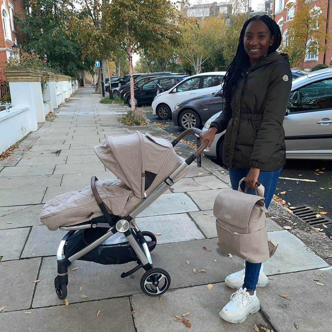 ビアンカ・ウィリアムズさんのインスタグラム写真 - (ビアンカ・ウィリアムズInstagram)「Autumn strolls with my favourite boy in our new favourite pushchair 🍁🍂  Strada pushchair @mamasandpapas #Ad -One-Hand Fold: Quick, easy and compact -Keep baby safe and secure with quick and easy safety harness buckles  #newmum #pushchair #autumn」11月3日 3時54分 - biancaawills