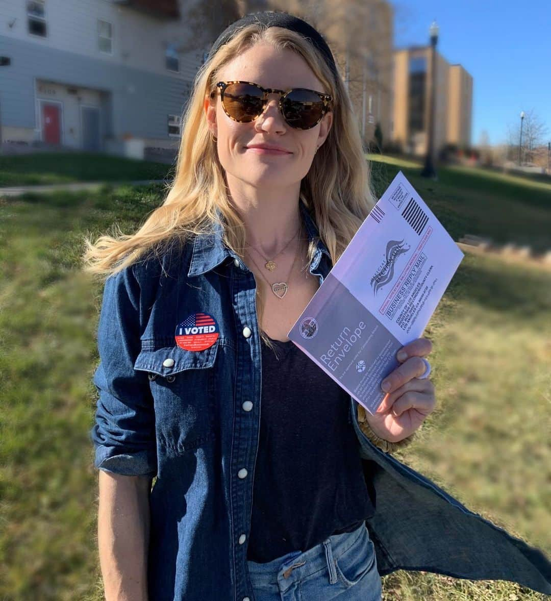 エミリー・デ・レイヴィンさんのインスタグラム写真 - (エミリー・デ・レイヴィンInstagram)「First Presidential election I’ve been able to vote in & oh man did it feel GOOD popping this guy in the ballot box! Incredibly happy to be able to vote in this terribly important & historic election💙 So if you haven’t already, PLEASE get your ass to a ballot box & VOTE!  #vote #voteforourchildren #voteforourfuture #yourvotematters #yourvotecounts」11月3日 3時59分 - emiliede_ravin