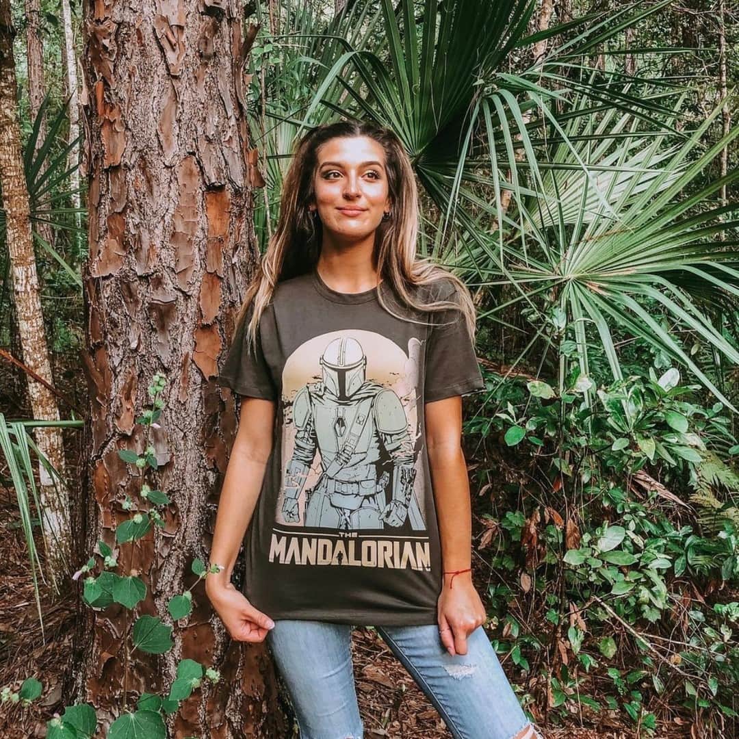 チェイサーのインスタグラム：「Who else is obsessed with #TheMandalorian ? 💫 Well, we have a whole collection for the whole fam - Women’s, Men’s, and kids’! #chaserbrand #MandoMondays #BabyYoda #StarWars @manyadventuresofbecca」