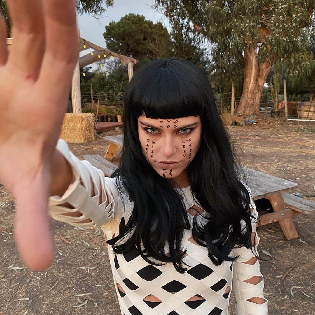 Lana Zakocelaさんのインスタグラム写真 - (Lana ZakocelaInstagram)「Putting spell on you.. #Ahmanet #mummy」11月3日 4時26分 - lanazakocela