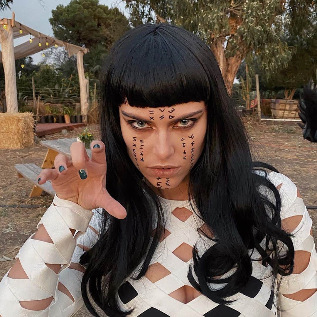 Lana Zakocelaさんのインスタグラム写真 - (Lana ZakocelaInstagram)「Putting spell on you.. #Ahmanet #mummy」11月3日 4時26分 - lanazakocela