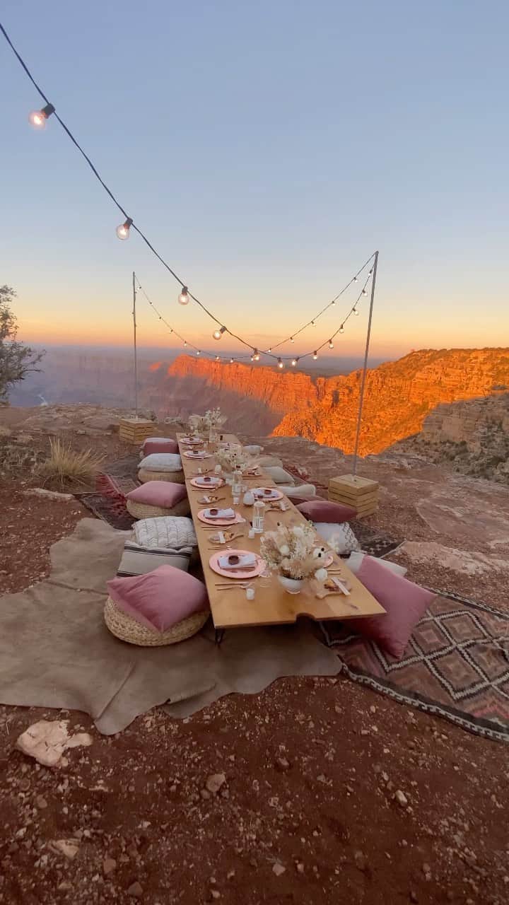 ジュリー・サリニャーナのインスタグラム：「Just breathtaking. ✨😍  Fun Fact: We were the first and only ones to ever have dinner on top of #grandcanyon , so crazy! During dinner, I looked around and smiled (got a bit teary too!) because I felt so incredibly fortunate to be there experiencing that moment with wonderful people around me. Thank you @revolve for making us experience some of the most beautiful moments! #reels」