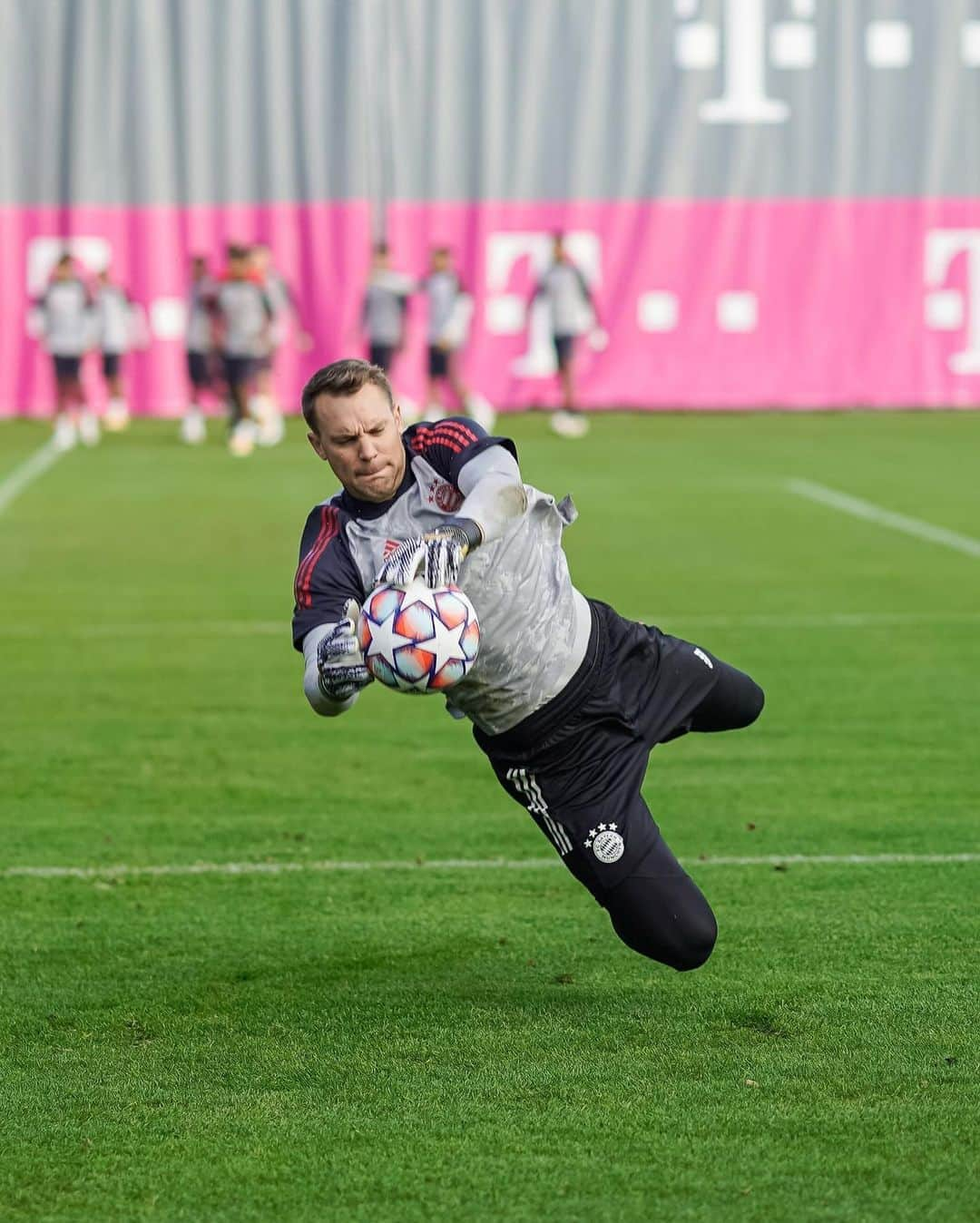 バイエルン・ミュンヘンさんのインスタグラム写真 - (バイエルン・ミュンヘンInstagram)「Ready for Salzburg! 👊  . . #SALFCB #FCBayern #UCL @manuelneuer」11月3日 4時21分 - fcbayern