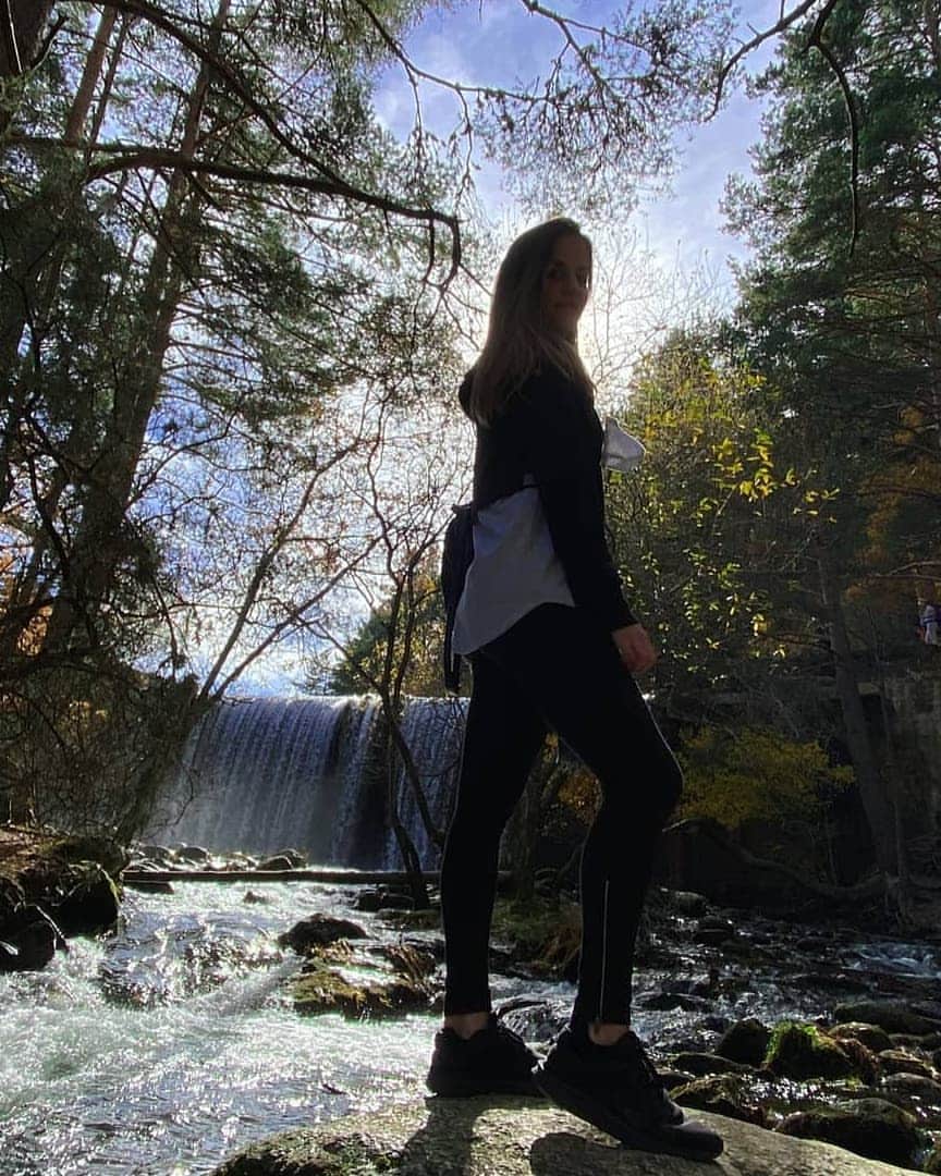 ソニア・ラフエンテさんのインスタグラム写真 - (ソニア・ラフエンテInstagram)「Días de #desconectar del mundo y #reconectar con una misma🍀 . . .  #masdiasasi #naturaleza #madrid #noviembre #metime #love #selfcare #naturephotography #waterfall #november」11月3日 4時25分 - sonia_lafuente