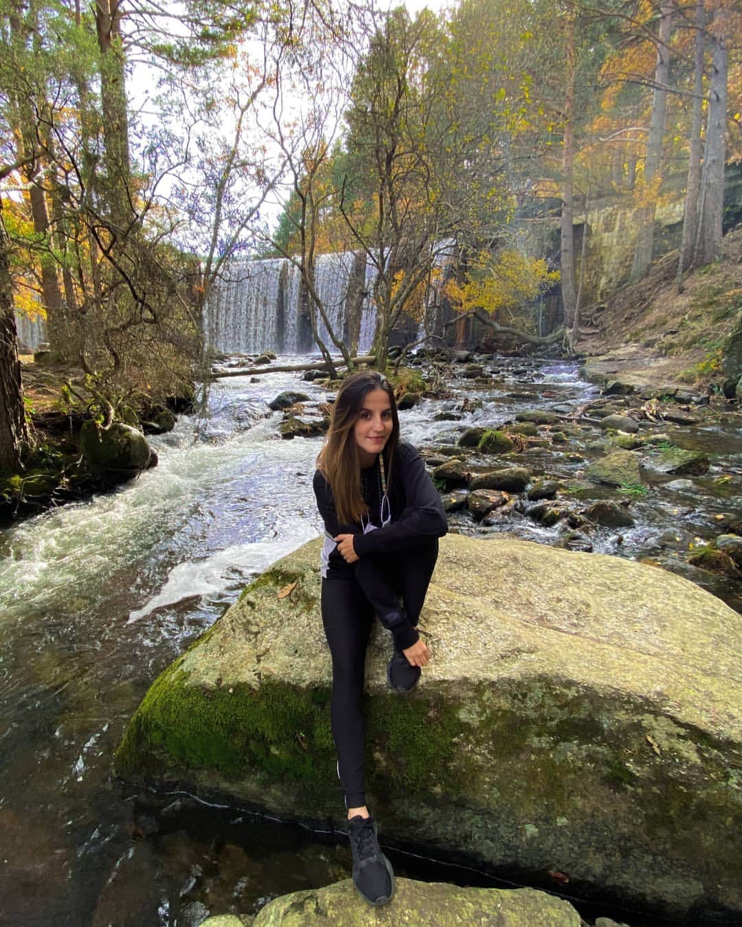 ソニア・ラフエンテのインスタグラム：「Días de #desconectar del mundo y #reconectar con una misma🍀 . . .  #masdiasasi #naturaleza #madrid #noviembre #metime #love #selfcare #naturephotography #waterfall #november」