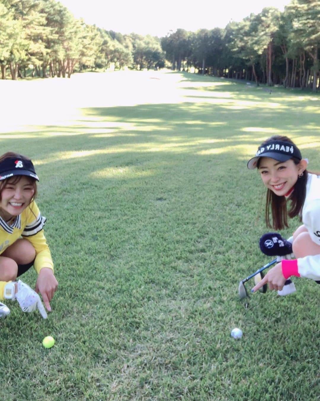 のインスタグラム：「. あやちゃんといつも同じようなところにボールがいきます😂 @aya27_golf  . ドライバーもセカンドもだいたい一緒のところってなかなかそんな人いないでしょ‼️💦 . ボールまで仲良しだ💖 . . . #ゴルフ#golf#⛳️#ゴルフ女子#ゴルフ好き#ゴルフウエア#ゴルフコーデ#ゴルフスイング#골프 #골프웨어 #골프스윙 #여행 #해외여행 #골프스타그램 #골프중독 #와인 #소주 #좋은시간 #アルチビオ #ゴートゥグリーン#富士山#篭坂ゴルフクラブ」