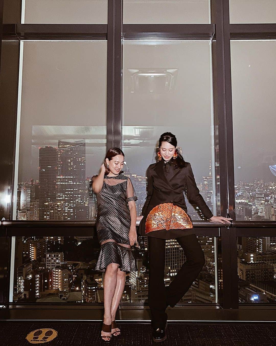 金ケ江悦子さんのインスタグラム写真 - (金ケ江悦子Instagram)「* sakura collection2020♡  #MC #9月の話 #すっかり投稿おサボりしてました  さくらコレクションは 「日本のものづくり」と「アジアの文化」を融合させたコレクション。  モデル達が着る洋服は 日本の素材を使った各国のデザイナーの作品で とってもユニークなんです☺︎  私の衣装もベトナム人デザイナーのdress❤︎  今年はコロナの影響で 当日は世界にオンライン生配信となり 司会をつとめた私は 気付けばおデコがテカテカ。 #ツヤと言いたいところ 冷汗たくさんかいてましたが😳爆  フラワーアーティスト假屋崎省吾さんとの楽しいトークに花咲ました🌹  想い出深いsakura collection2020☺︎ thank you~  #sakuracollection #fashionshow #runway #さくらコレクション #ファッションショー #モデル #モデルウォーキング #東京タワー #mc #日本のものづくり #イベントmc #オンライン配信」11月3日 9時54分 - etsuko_kanagae