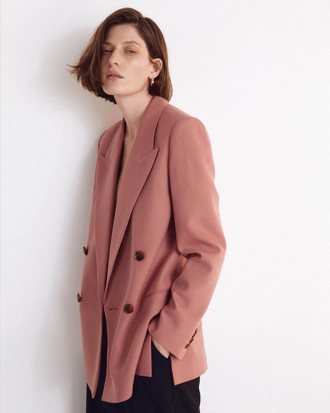 レベッカテイラーのインスタグラム：「Rebecca Essentials: the Double Breasted Jacket.」