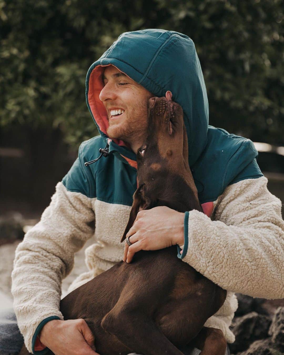 イバイ・ゴメスのインスタグラム：「Creo que a Tokio le encanta tanto mi nueva sudadera de @tipitent como a mi 🙈🐶❤️ ¿Y a vosotr@s? 🤘🏼 •  📸: @oierreydelika / @sf40agency」