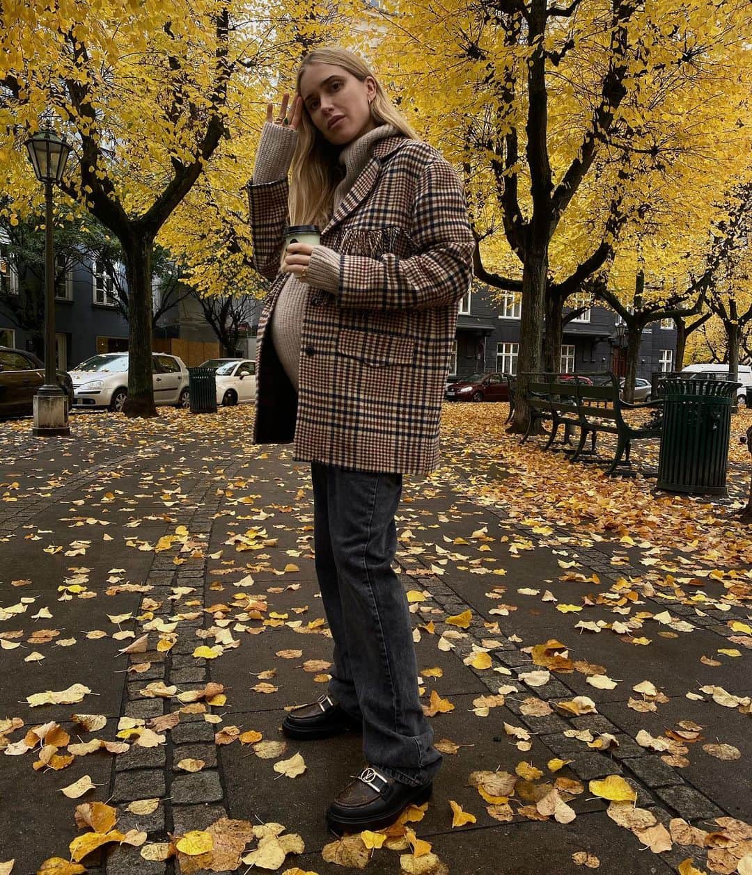 ペニーレ・タイスベックのインスタグラム：「Annonce Moody Monday got uplifted by caramel covered streets🍂🧡 @mango #mangogirls」
