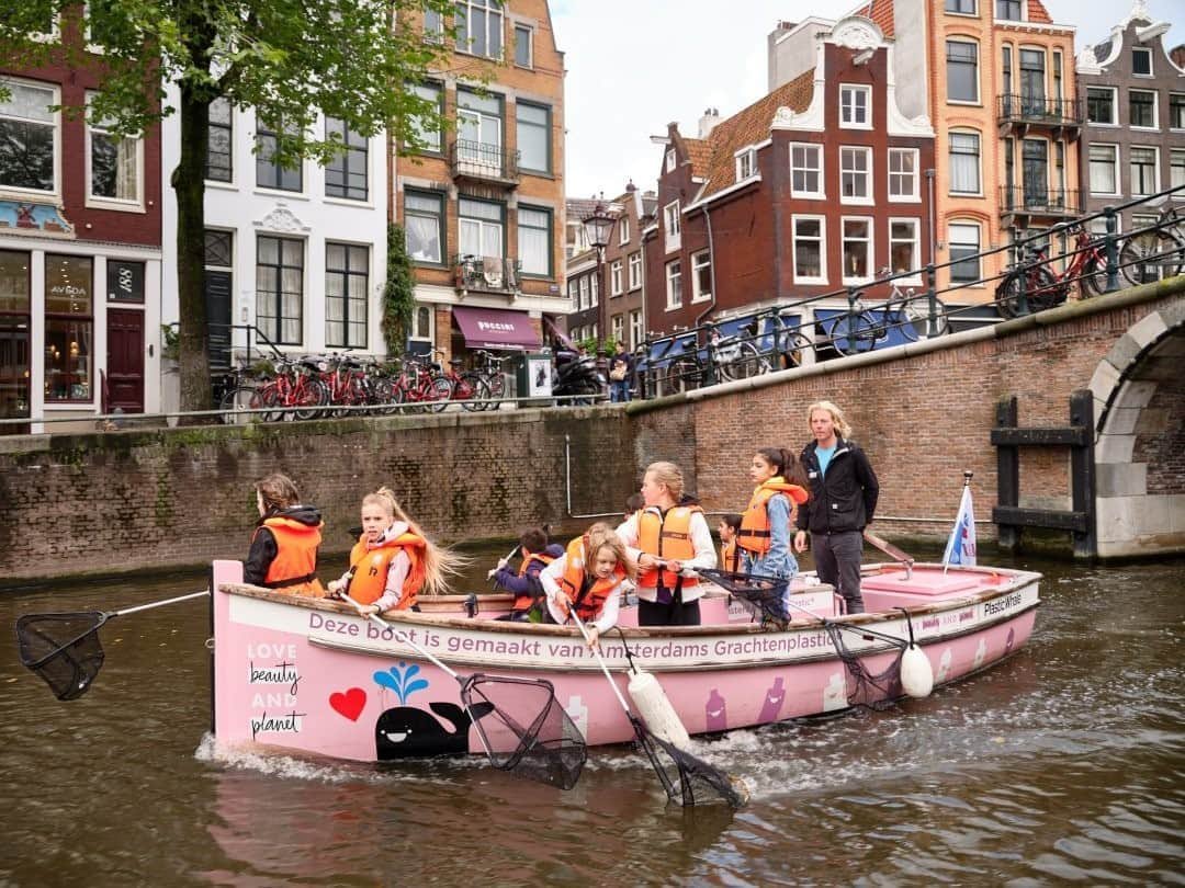 National Geographic Travelさんのインスタグラム写真 - (National Geographic TravelInstagram)「Photo by @lucalocatelliphoto / In the canals of Amsterdam a startup called Plastic Whale brings together education and recycling by organizing school competitions. Kids are taken on boat tours to fish out as much waste as possible from the canals. Although their aim is to eventually run out of business, last year they recovered one ton of plastic from the canals, which was used to manufacture parts of their boats.  New solutions to the amount of waste we throw away are included in my latest story for National Geographic magazine, “The End of Trash.” The “circular economy” is surfacing as a promising solution to many of our issues regarding waste, pollution, and emissions. By designing waste out of the production system, circularity aims to keep resources and materials in use while regenerating natural systems. Scientists say we only have a few years to halt and reverse our overconsumption, our emissions, and our wasteful attitude in order to save our changing climate, natural habitats, and, ultimately, ourselves. While the circular economy is a promising solution, it is only one of the tools that may help to turn this situation around. The truth is, there isn't one single solution. But each one of us can make a big difference by thinking more consciously about the effects our actions have on the planet and staying informed about the environment.  Please follow me @lucalocatelliphoto to learn more about how we can make a difference. #environment #circulareconomy #plastic #netherlands #lucalocatelliphoto」11月3日 4時37分 - natgeotravel