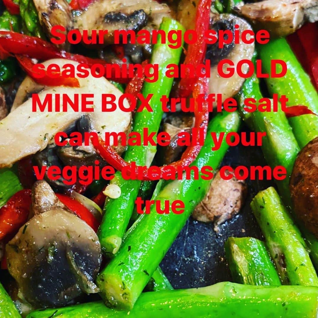 ケリスのインスタグラム：「GOLD MINE BOX AVAILABLE NOW! Bountyandfull.com this blend is sour mango known as amchoor and has been known to help with weight loss , it also has turmeric , dill weed , garlic , chive , black pepper , fennel and onion . The flavor is bold and unique. It's tangy round flavor is new yet familiar . I love it this blend and I've been using it on all my veggies, fish and chicken dishes this week. #mango #sour #fresh #healthy #delicious #quarantinelife #cheflife #foodporn #love #snapback #farm」