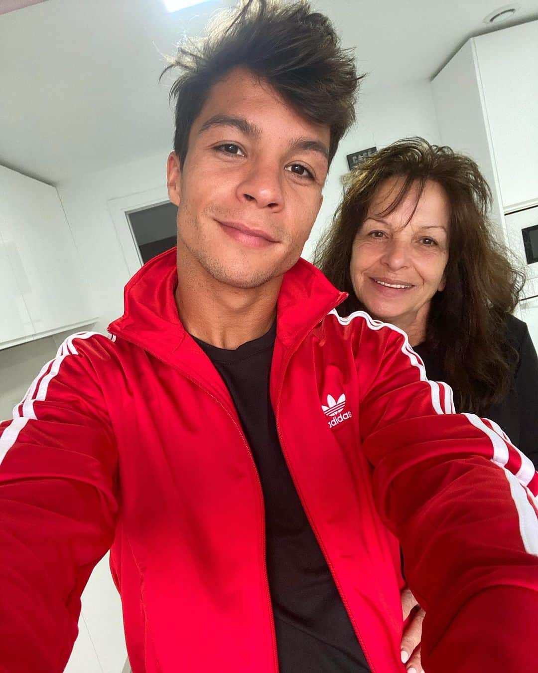 オリベル・トーレスのインスタグラム：「Te quiero Madre♥️ Nos parecemos?🤔🧐」