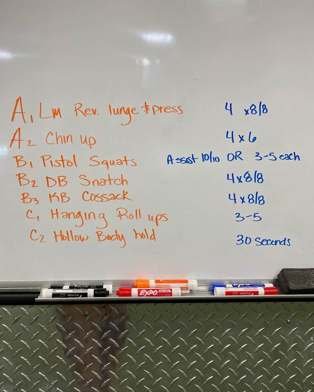 ホリー・ホルムさんのインスタグラム写真 - (ホリー・ホルムInstagram)「Half asleep but here’s a lil workout to get this Monday started. Kinda sloppy this morn but got it in. Last slide shows the workout if you want to try it out! Thank you @teamturningpoint 💥 !! Also-FOR THE PISTOL SQUATS- I showed two different variations... so anyone can choose to do regular or do the modification by using a pole to assist. You can do 3-5 each leg for the stand alone... or 10 each keg for the assisted.」11月3日 5時01分 - hollyholm