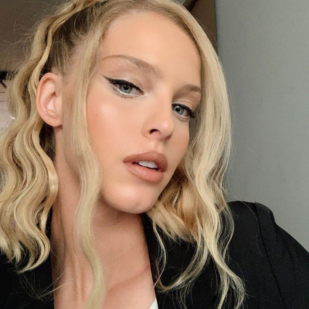アビー・チャンピオンのインスタグラム：「my favorite hair and makeup look for @savagexfenty red carpet 🤍」