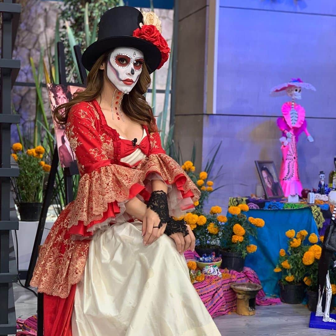 ヤネット・ガルシアのインスタグラム：「DÍA DE LOS MUERTOS! ❤️💀 Una de las tradiciones más bonitas de mi país 🇲🇽 Donde recordamos a todos nuestros seres queridos que aunque ya no estén físicamente, siempre vivirán en nuestros corazones 🙌🏻🙏🏻 Mi @magdaproducer desde aquí te celebramos y honramos con mucho amor!」