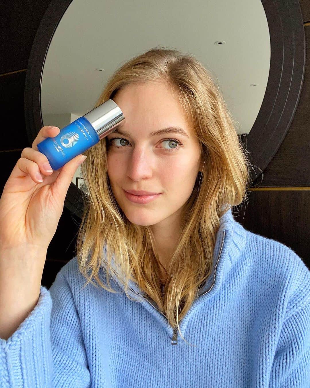 ヴァネッサ・アクセンテのインスタグラム：「Kickstarting my day with these beauties 💙 @omorovicza  Anyone up for an updated skincare routine?」