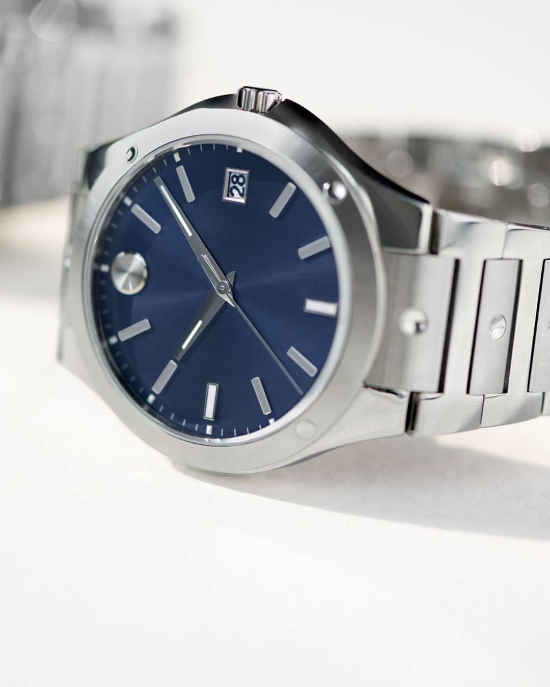 モバードのインスタグラム：「Meet the newly reimagined #MovadoSE. Sleek, modern and sophisticated.  #Movado」