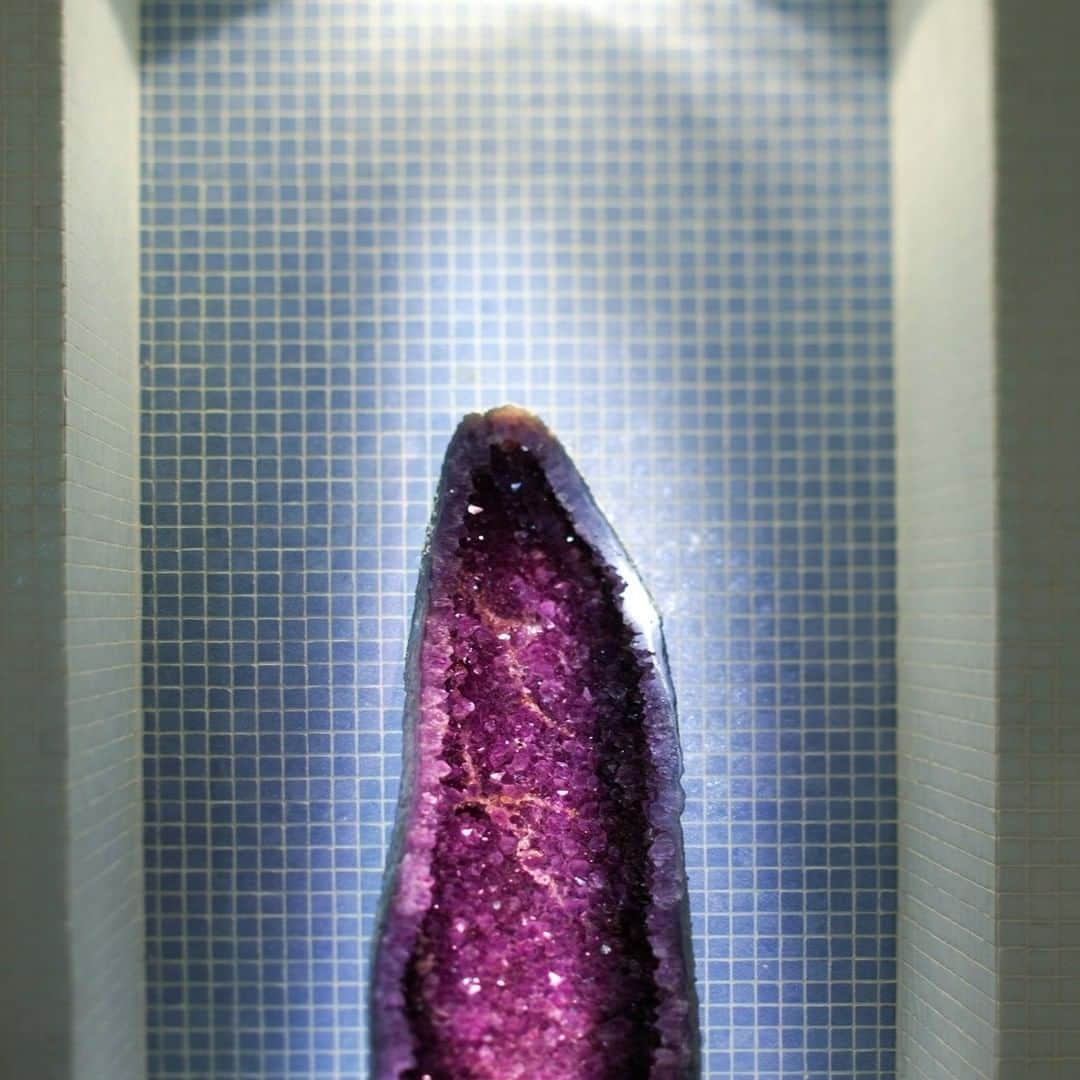Reiko Lewisさんのインスタグラム写真 - (Reiko LewisInstagram)「Power of Stone The photo is from a spa of the hotel project I worked on: Mandarin Oriental DC. While the idea of crystal healing may initially conjure up images of magical and mystical rituals, but it is that crystals have moved beyond their woo-woo origins to become a popular and therapeutic tool in the spa industry today. Crystals not only is said to help balance your mind and mood, but they also have skincare benefits, these benefits include firming anti-aging relieving skin fatigue and leaving the skin fresh and re-energized. It is said that crystal carries a frequency with which our bodies naturally resonate. Incorporating skincare products infused with healing crystals can ramp up the results of your clients’ skincare regiments. And I think it is beautiful as an object in the spa! Photos: Mandarin Oriental Hotel, DC 写真は私が取り組んだホテルプロジェクトのスパ、マンダリンオリエンタルDCからのものです。クリスタルヒーリングのアイデアは、最初は魔法や神秘的な儀式のイメージを思い起こさせたようですが、クリスタルはその「ウーウー」の起源を超えて、今日のスパ業界で人気のある治療ツールとなっています。クリスタルは心と気分のバランスをとるのを助けるだけでなく、スキンケアの利点もあるようです。アンチエイジングが肌の疲労を和らげたり、肌を新鮮で元気に保つことも含まれます。クリスタルは私たちの体が自然に共鳴する周波数を持っているようです。ヒーリングクリスタルを注入したスキンケア製品を組み込むことで、クライアントのスキンケアレジメンの結果を向上させることができます。スパのオブジェとしても美しいと思っています。 #hawaiiinteriordesign #powerstone #spa #healing #mandarinorientalhoteldc #hospitality #hospitalitydesgin #ハワイインテリアデザイン #スパ #スパデザイン #パワーストーン」11月3日 5時00分 - ventus_design_hawaii