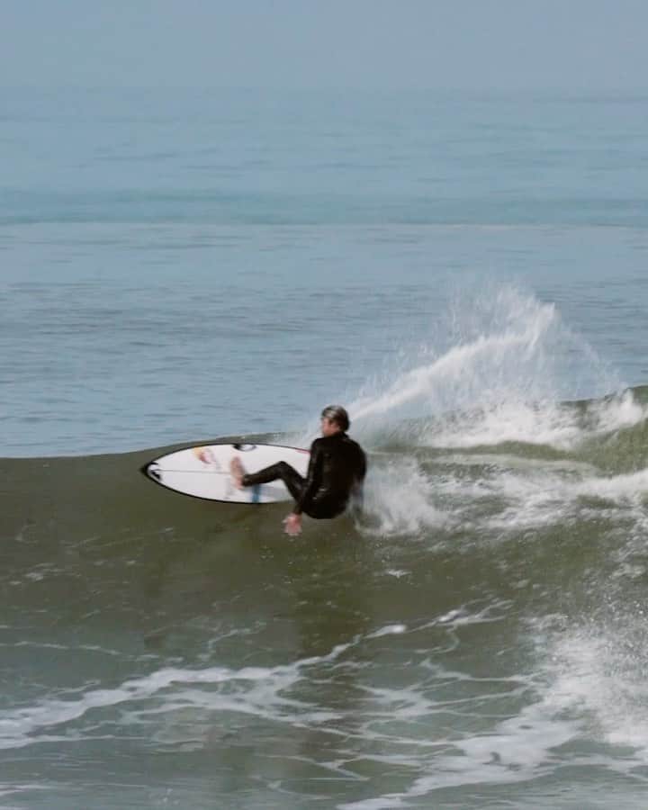 五十嵐カノアのインスタグラム：「It’s been an overdose of surf the last few days 😅 Here are some of the playful sessions by @tannercarney」