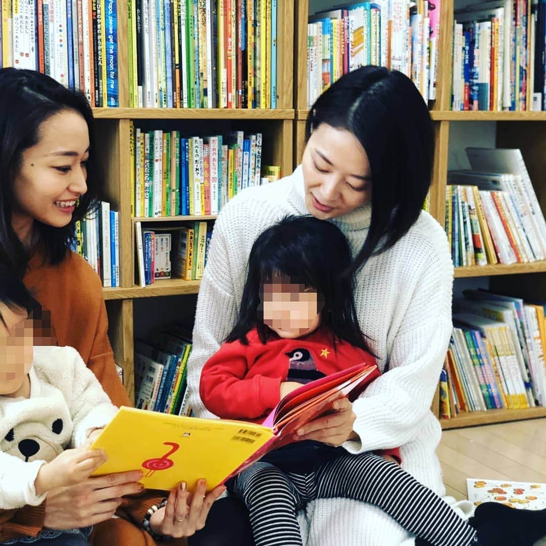 青柳愛さんのインスタグラム写真 - (青柳愛Instagram)「https://mamatalk.hokkaido-np.co.jp/baby-kids/childcare/38902/  友人の記事ですが紹介させてください。 北海道に住む大学の同級生が新連載をスタートさせました。  彼女の文章は私をいつもやさしく包んでくれます。 文章は、書いたその人がどんな風に人に寄り添い生きているかがわかるもの。 彼女の人柄が伝わってきて愛しさでいっぱいになります。  記事は碧ちゃんの二人のお子さんである遼(はる)くん、明(めい)ちゃんの子育て奮闘記。  ありがとう！碧ちゃん。 私も書くこと、頑張ってみる。  #北海道新聞 #晴れときどき子育て日和 #谷岡碧 ちゃん #繊細くんとちびゴリラちゃん」11月3日 5時06分 - aoyagiakayagi