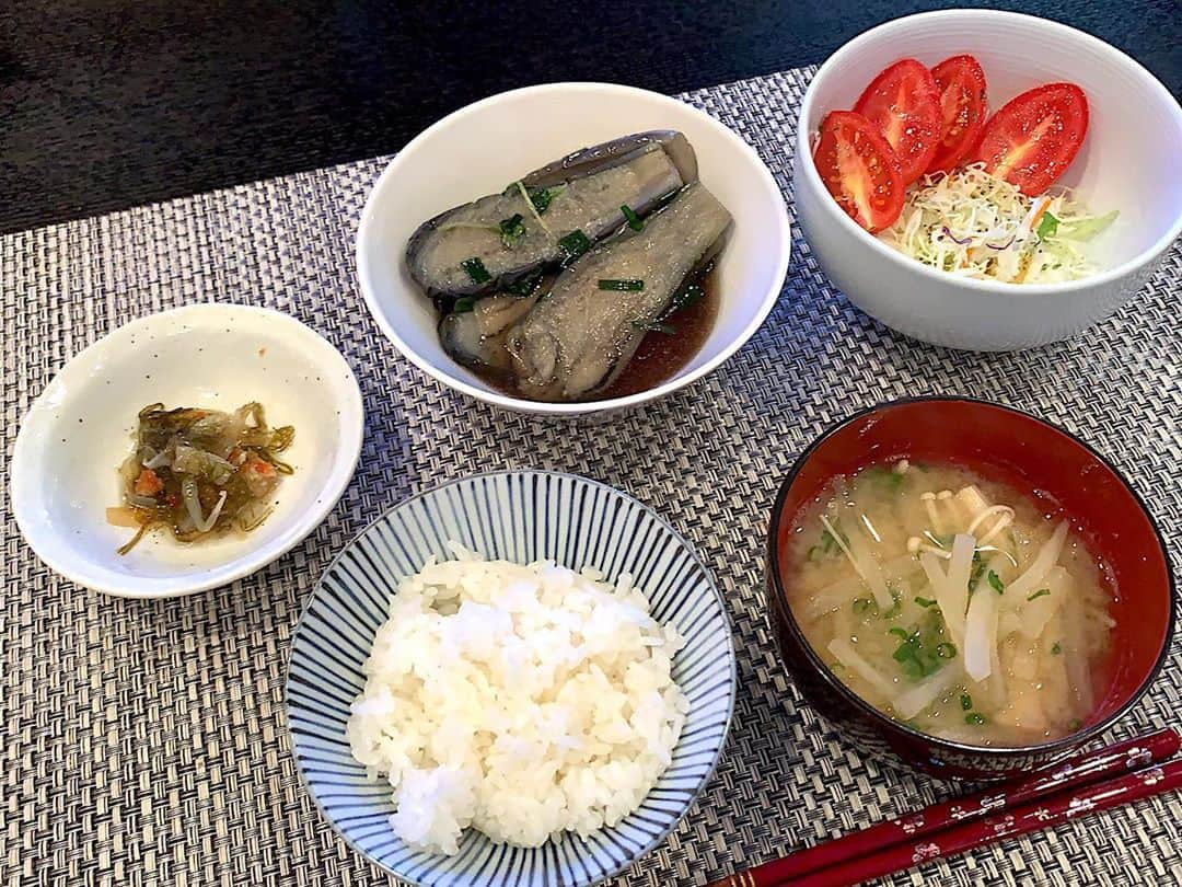 原史奈さんのインスタグラム写真 - (原史奈Instagram)「おはようございまーす！ ある日のご飯 実家からもらってきたナスの煮物が めちゃくちゃ美味しかった！ 松前漬けは今回はご飯のお供に 今日はゴルフなので4時半起き💦 眠い。。。 #おうちご飯 #松前漬け #実家のおすそ分け #美味 #原史奈 #ゴルフ #ゴルフレッスン #ゴルフ女子#ゴルフ男子 #ゴルフ大好き #golf #ゴルフウエア #ゴルフコーデ #ゴルフグッズ #ゴルフ動画 #ping #ピン #ping女子 #gle2 #g410 #even #archivio #アルチビオ #cuartounited」11月3日 5時07分 - fuminahara