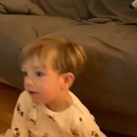 アントニオ・ルナのインスタグラム：「Esa cara me la como entera 😄😍 Algún día le contaré lo que pasó en ese partido que estaba viendo 🧟‍♂️😂  PD: Una vez más , muy orgulloso de todos y cada uno de mis compañeros.  Son los mejores 🙌🏻💪🏻. +1 🔴⚪️」
