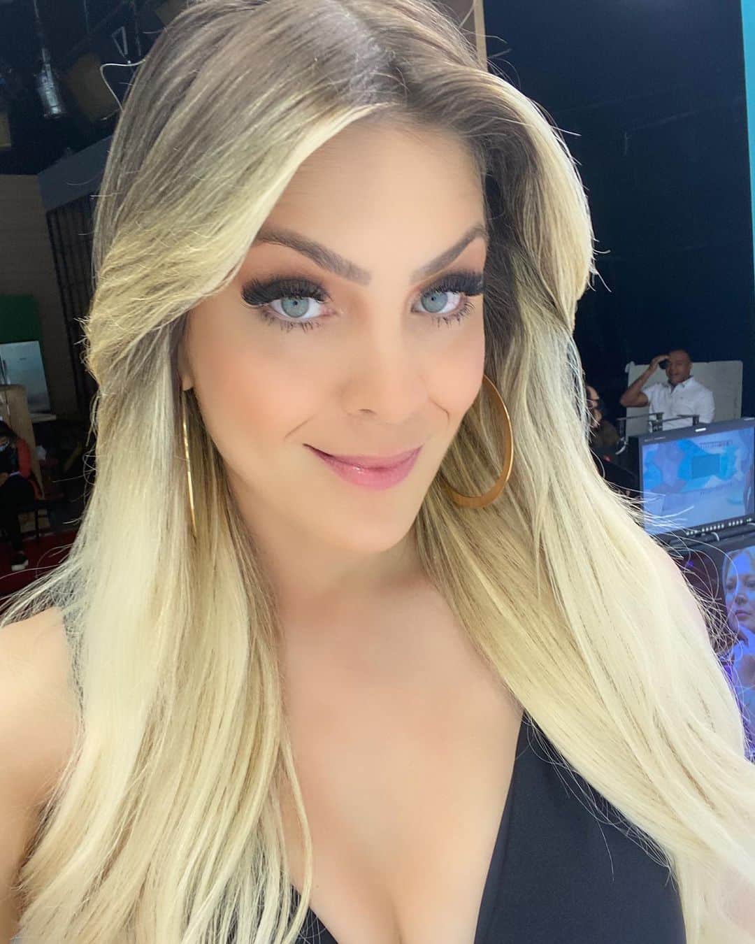 レナータ・ファンのインスタグラム：「Onde este Wally? Ou melhor, onde está @denilsonshow na foto?! 😂😂😂 Hoje, foi  sofrido fazer o @jogoaberto com tantas “cornetas”! Logo, tem volta! Por isso futebol é tão empolgante, um dia de perdas outro de ganhos e assim seguimos!!! ⚽️✔️」