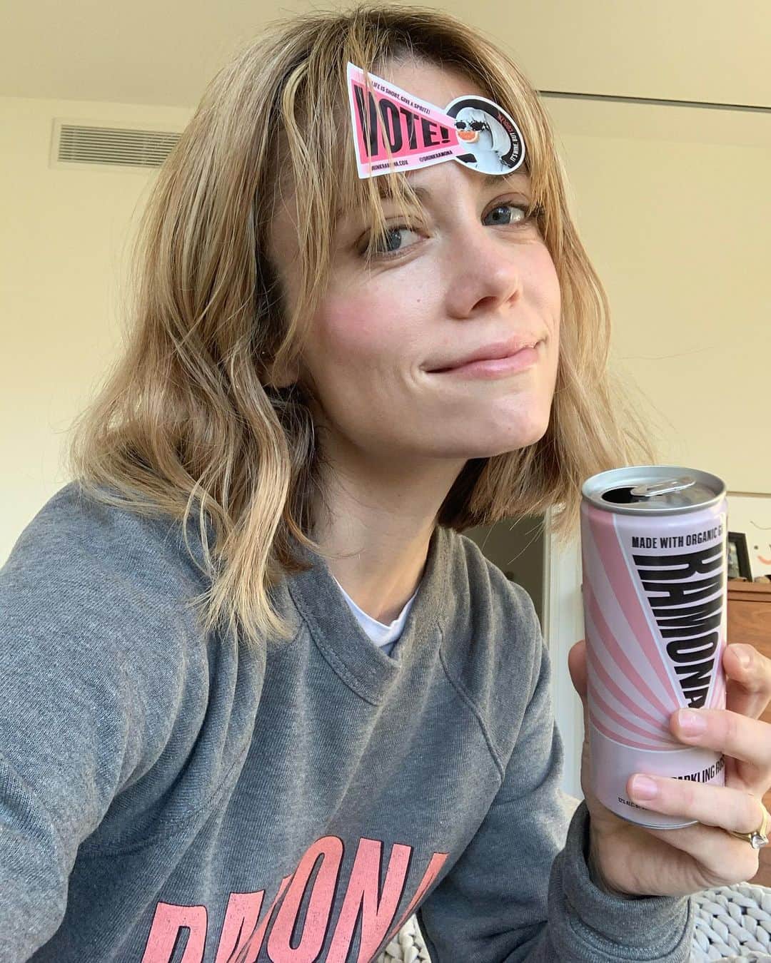 クレア・コフィーのインスタグラム：「Thank you for this most crucial Nov 3 care package, @drinkramona!! I am feeling very seen. #votevotevote」
