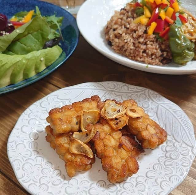 なでしこ健康生活さんのインスタグラム写真 - (なでしこ健康生活Instagram)「Repost from @akiko_kobayashi_   Today's vegan dinner 🍴💗  . @coconomi さんの無農薬・無化学肥料のお野菜とテンペで、酢豚っぽいの作ろうって思ったのだけど、テンペが焼き揚げただけで美味しくって別で食べることに。😂  酵素玄米の酢野菜丼、だけど酢は使わずレモンジュースで。お砂糖も使わず、酢豚ってパイナップル入っていることを思い出してドライパイナップルを入れてみみました😉 . 片栗粉がどばっと入って、とろみが固くなりすぎたのが残念だけど、味はまぁまぁなのでIt's ok😂  .  .  .  .  .  .  .  .  #vegan #vegandinner #homedinner  #cookingram #cookinglover #tempeh #organic #organiclover #grtenfree #coconomi #healthyfood #ヴィーガン #テンペ #オーガニック  #お料理好きな人と繋がりたい  #おうちごはんlover #1人ご飯  #無農薬 #無農薬野菜 #無化学肥料  #ココノミ #宅配野菜 #工芸品は美しい」11月3日 5時21分 - nadeshiko_healthy_life