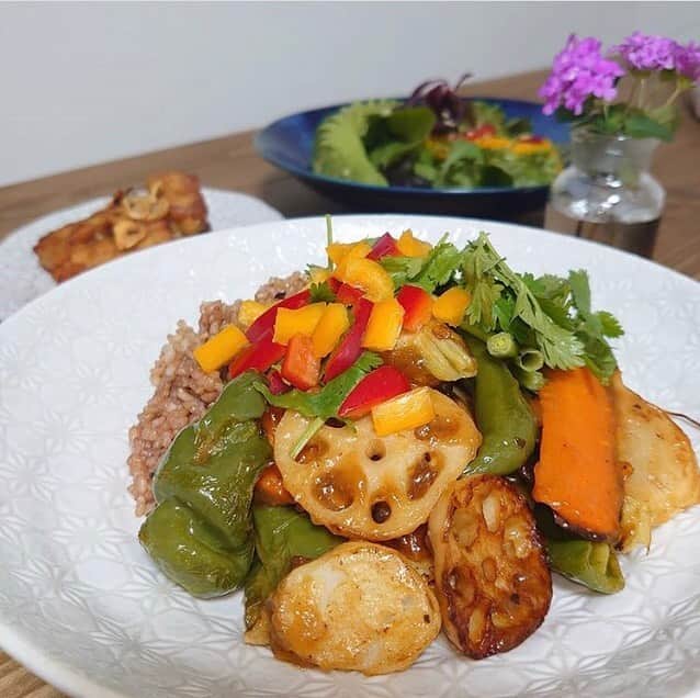 なでしこ健康生活さんのインスタグラム写真 - (なでしこ健康生活Instagram)「Repost from @akiko_kobayashi_   Today's vegan dinner 🍴💗  . @coconomi さんの無農薬・無化学肥料のお野菜とテンペで、酢豚っぽいの作ろうって思ったのだけど、テンペが焼き揚げただけで美味しくって別で食べることに。😂  酵素玄米の酢野菜丼、だけど酢は使わずレモンジュースで。お砂糖も使わず、酢豚ってパイナップル入っていることを思い出してドライパイナップルを入れてみみました😉 . 片栗粉がどばっと入って、とろみが固くなりすぎたのが残念だけど、味はまぁまぁなのでIt's ok😂  .  .  .  .  .  .  .  .  #vegan #vegandinner #homedinner  #cookingram #cookinglover #tempeh #organic #organiclover #grtenfree #coconomi #healthyfood #ヴィーガン #テンペ #オーガニック  #お料理好きな人と繋がりたい  #おうちごはんlover #1人ご飯  #無農薬 #無農薬野菜 #無化学肥料  #ココノミ #宅配野菜 #工芸品は美しい」11月3日 5時21分 - nadeshiko_healthy_life