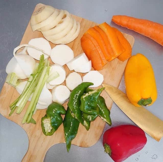 なでしこ健康生活さんのインスタグラム写真 - (なでしこ健康生活Instagram)「Repost from @akiko_kobayashi_   Today's vegan dinner 🍴💗  . @coconomi さんの無農薬・無化学肥料のお野菜とテンペで、酢豚っぽいの作ろうって思ったのだけど、テンペが焼き揚げただけで美味しくって別で食べることに。😂  酵素玄米の酢野菜丼、だけど酢は使わずレモンジュースで。お砂糖も使わず、酢豚ってパイナップル入っていることを思い出してドライパイナップルを入れてみみました😉 . 片栗粉がどばっと入って、とろみが固くなりすぎたのが残念だけど、味はまぁまぁなのでIt's ok😂  .  .  .  .  .  .  .  .  #vegan #vegandinner #homedinner  #cookingram #cookinglover #tempeh #organic #organiclover #grtenfree #coconomi #healthyfood #ヴィーガン #テンペ #オーガニック  #お料理好きな人と繋がりたい  #おうちごはんlover #1人ご飯  #無農薬 #無農薬野菜 #無化学肥料  #ココノミ #宅配野菜 #工芸品は美しい」11月3日 5時21分 - nadeshiko_healthy_life
