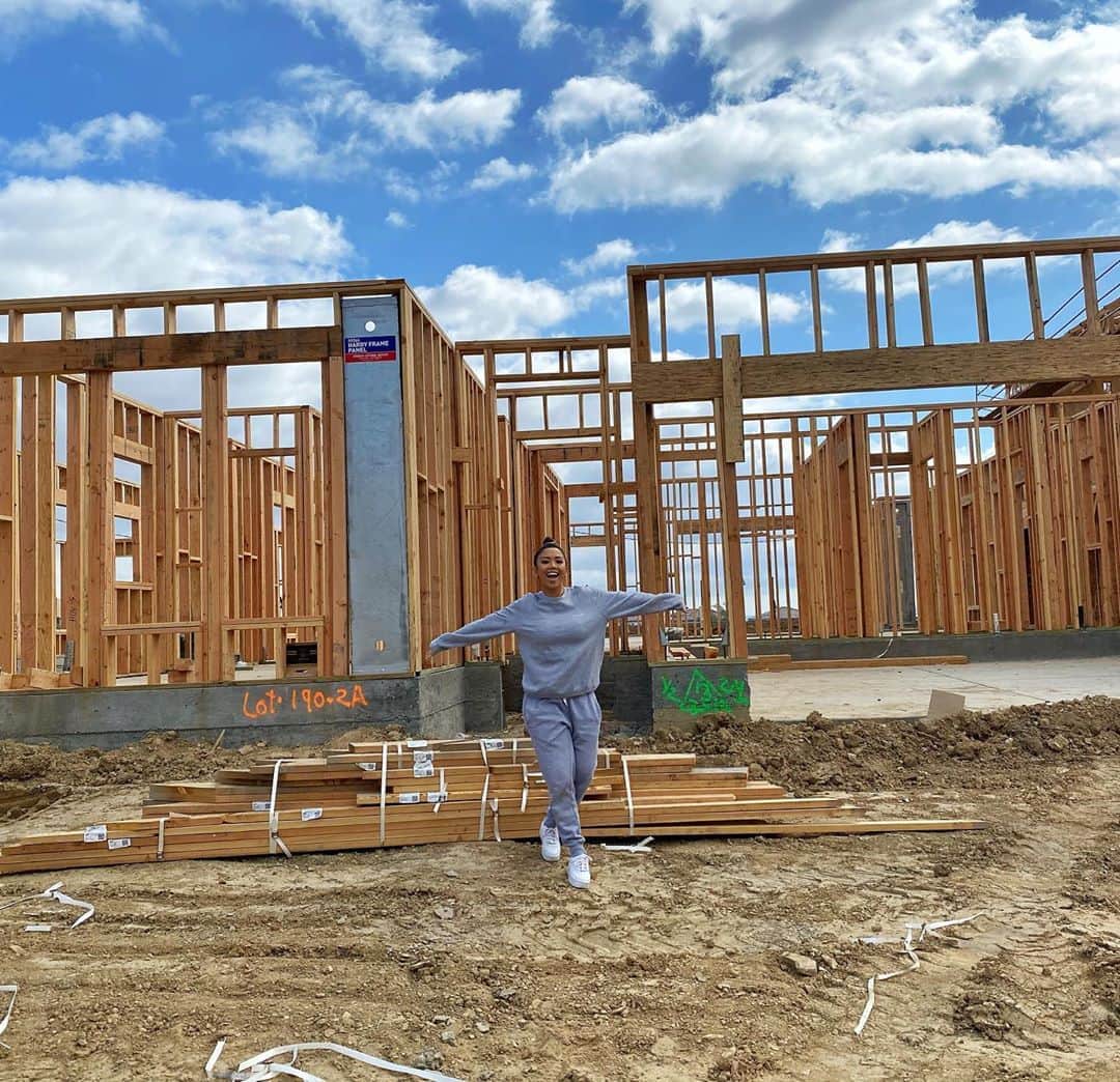 リアン Vのインスタグラム：「NEW YOUTUBE VIDEO! 😝Screaming at the top of my lungs because I’m so happy to FINALLY share this journey with YOU! I’ve been working so hard all year on this home project. Building my own home has always been a dream of mine. Never let anyone tell you that you can’t accomplish anything you set your mind to! New home, new chapter! 🏠 Thank you GOD! 🙏🏽 and again, thank YOU for all your support! ❤️😭 I love you all so much! 😘」