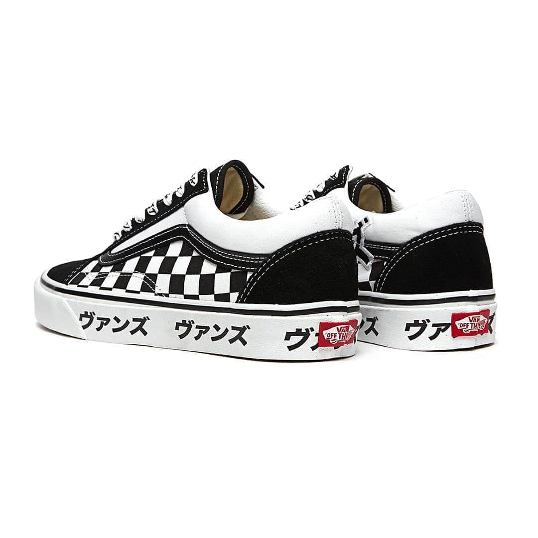 HYPEBEASTさんのインスタグラム写真 - (HYPEBEASTInstagram)「@hypebeastkicks: @vans has covered the  Old Skool Checkerboard in traditional Japanese syllabary, reworking the midsole, medial side, and laces with the traditional characters. The Vans sport the Japanese symbols not just around the vulcanized white midsole unit, but also on the laces and as patches added onto the medial side of the sneaker. Black suede and white topstitching can be found along the toe box, tongue, eyestay panel and heel, while leather has been used for the Jazz Stripe which runs through the middle of the shoe. Pick a pair up now at @sivasdescalzo for approximately $93 USD.⁠⠀ Photo: Sivasdescalzo」11月3日 5時22分 - hypebeast