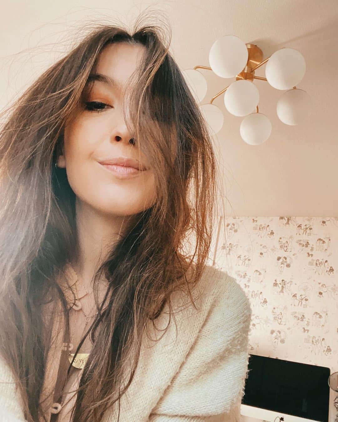ケイト・ボイージェルのインスタグラム：「studio update- replaced a sad boring boob light/flush mount with this pretty brass fixture and it’s making a major difference ✨😍 also here’s a little sneak peek of the wallpaper feature we did above my music desk - diy coming soon to my blog @wethedreamers! Happy Monday!」