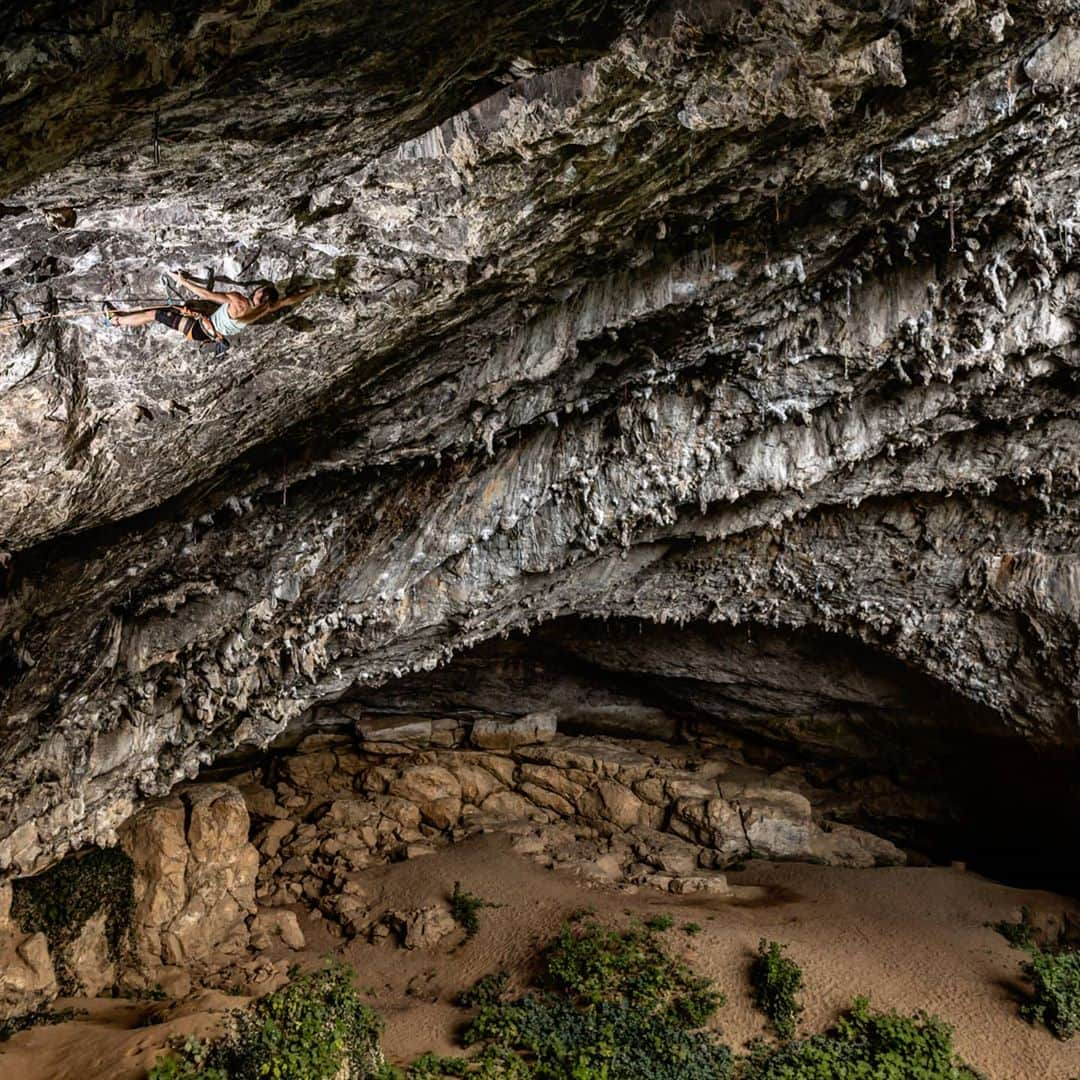 ミナ・マルコヴィッチさんのインスタグラム写真 - (ミナ・マルコヴィッチInstagram)「It is not a secret, I love climbing in the cave(s).  This one brought me already quite a lot of joy this year 💕; sending #Halupca1979, #Waterworld and many others. As there are still some projects remaining (🤫 and new growin up - thank You @kbecan25), I admit, I was hoping even for more. ...    But, unfortunately, as it seems at the moment, I probbably won't be able to touch them this year.  Nature is the boss. As well as in the current health situation, as well in the natural conditions. Cave ful-fill with water every autumn after more rain and takes a winter-break until the spring 🏞.... (Additionally, my hill is still broken, but anyway is healing fast, so I deeply believe I will climb sooner then the lake disappears 😋).  Anyway ... I believe projects will stay there and wait for us. Until then, wish you all the best, stay healthy and strong!  Foto: @lukafonda   @Lasportivagram @plusclimbing @postanivojak @climbskinspain @ars_pharmae @projektosp  #foryourmountain #weareclimbers   #rockclimbing #outdoorclimbing #outdoorlife #loveclimbing #lovemature #climbing_is_my_passion #climbingismypassion #iloveclimbing #outdoorlifestyle #osp」11月3日 5時34分 - miiiinam