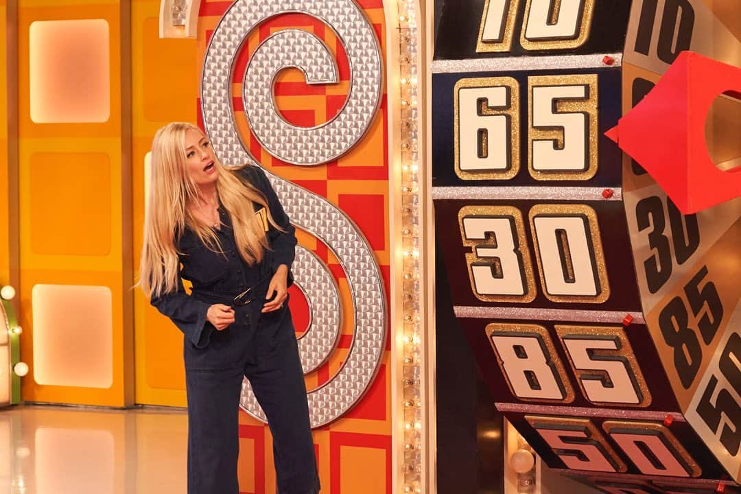 ベス・ベアーズのインスタグラム：「#getready #bucketlist VOTE and then escape into @therealpriceisright at night with the cast of @theneighborhood ! 8pm @cbstv !!! Toniiiiightttt」