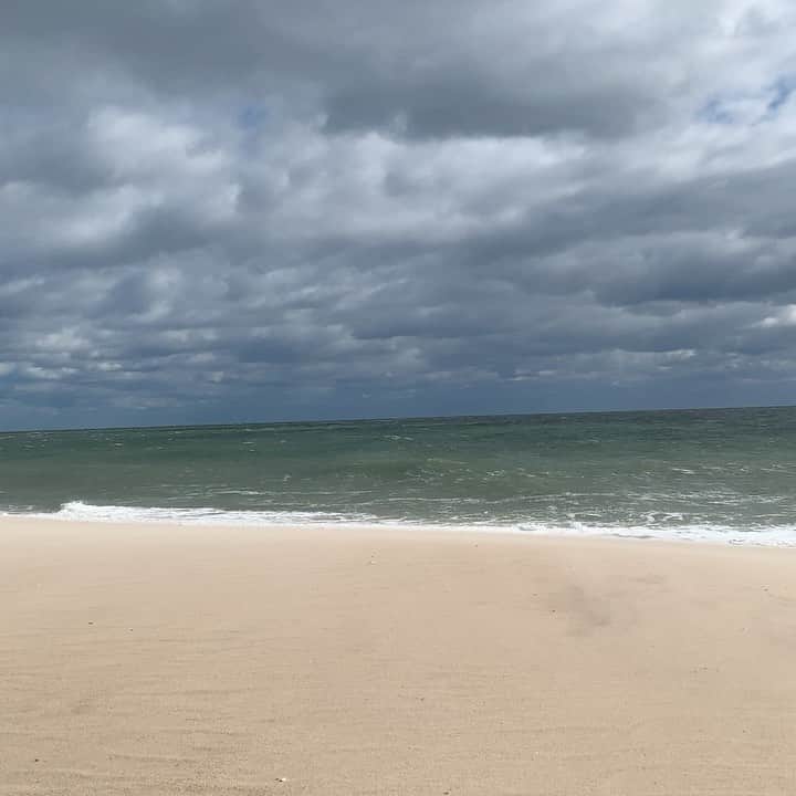 ジェニファー・エスポジートのインスタグラム：「Take a moment from the stress and BREATH!  It’s all A LOT.  #peace #mothernature #vote then breath again」