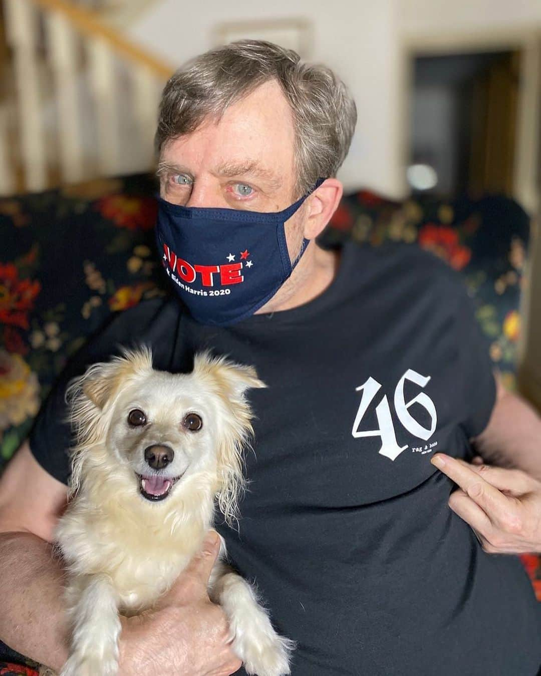 マーク・ハミルさんのインスタグラム写真 - (マーク・ハミルInstagram)「I was challenged on Twitter by @BenStiller to #MaskUp to stay healthy & to protect others. I don't want to bother anyone on Instagram by challenging them so instead just enjoy this photo of me and mask-less Millie.」11月3日 5時47分 - markhamill